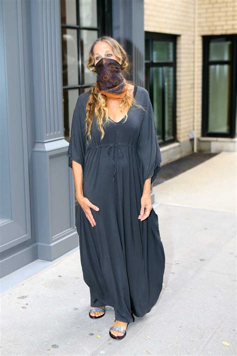 Sarah Jessica Parker In A Gray Dress Arrives At Her Shoe