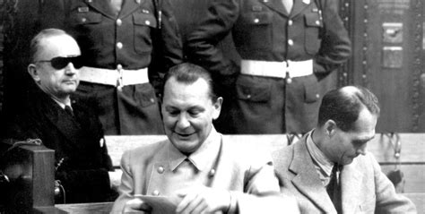 纽伦堡审判照片：戈林嬉皮笑脸，图七最倒霉，处死后被平反 戈林 邓尼茨 纽伦堡 新浪新闻