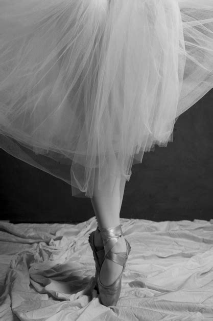 Крупным планом балерина в юбке и пуанты Бесплатно Фото