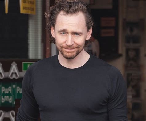 tom hiddleston biography facts childhood family life achievements
