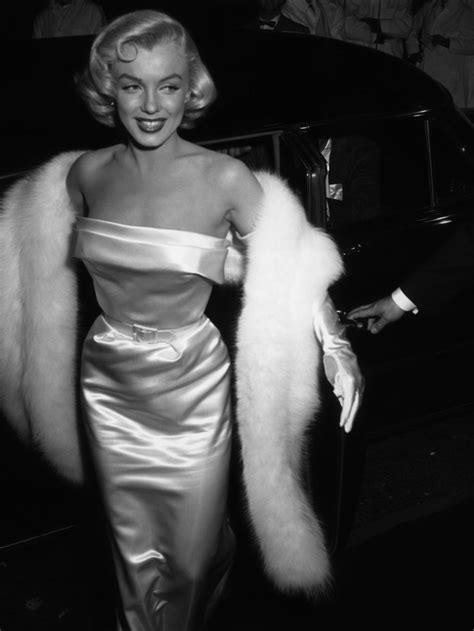 icon  pictures marilyn monroe bright dress marilyn monroe