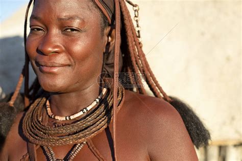 在她村子里的辛巴族女人姿势高清图片下载 正版图片502397347 摄图网