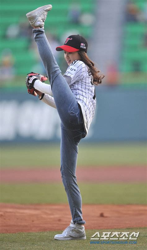 Son Yeon Jae Throws First Pitch For Lg Twins