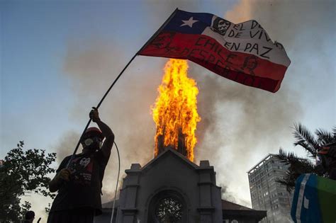 protestas en chile multitudinaria manifestación en santiago en