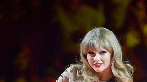 taylor swift to guest star on new girl cause our worlds to collide glamour