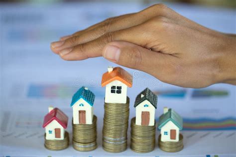 handbescherming huismodel bovenop stapel van geld als groei van hypothecair krediet concept