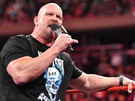Wwe Raw Stone Cold Steve Austin Returns At Iconic Msg For
