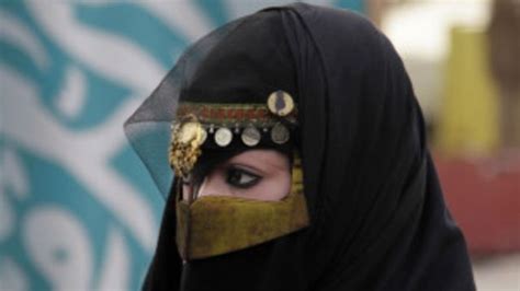 إمرأة سعودية تسعى لوضع بنات جنسها في مقعد القيادة bbc news عربي