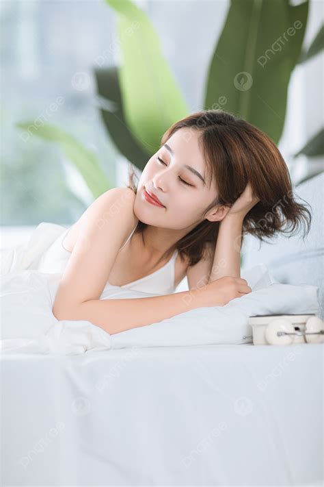 Background Foto Wanita Cantik Bangun Di Tempat Tidur Di Siang Hari