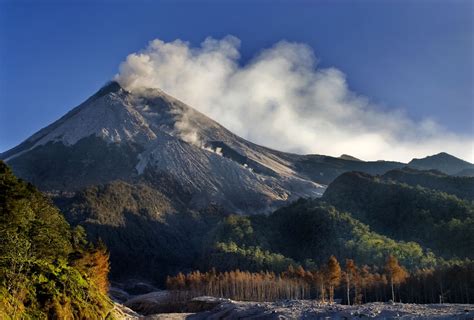 Mengenal Gunung Merapi ~ Background