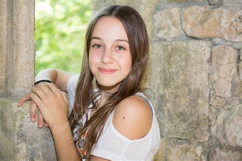 una linda adolescente de 12 años sonriendo a la cámara fotografía de