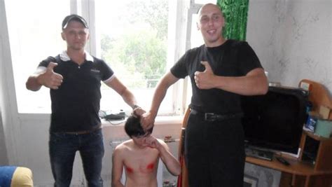 rusia neonazis torturan a homosexual y suben fotos a la web internacional 24horas