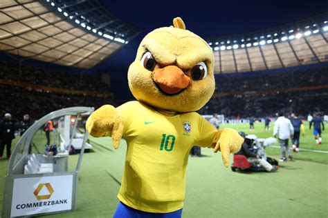 a copa nem começou e o mascote ~canarinho pistola~ já virou meme capricho