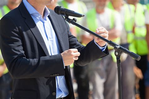 businessman  politician  giving  speech pleit academie