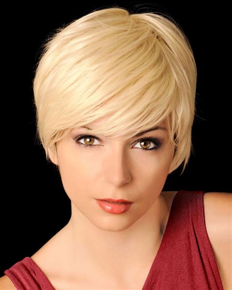 blonde feminine kurzhaarfrisur mit seitenscheitel blonde kurze haare