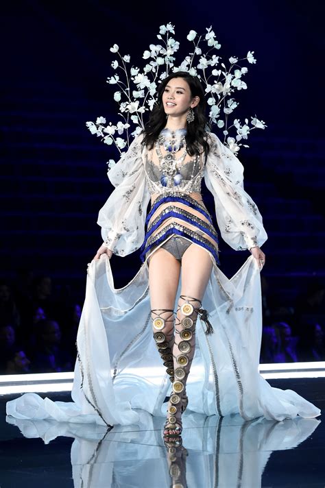 model falls on the 2017 victoria s secret fashion show
