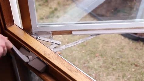 window repair  crank replacement burlington oakville hamilton screen repair man screen