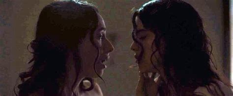 Fifteen Screenshots Focusing On Margaret Qualley’s Lesbian Kiss