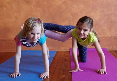 childrens partner yoga yoga  ninos yoga infantil yoga en parejas
