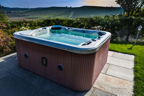 difference  inflatable  portable hot tub