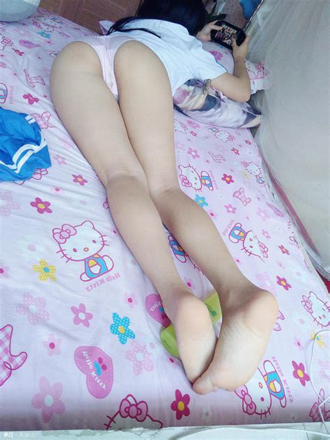 Chinese Girl Shows Her Sexy Boobs、legs、ass And Feet Photo