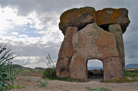 ancient monoliths  stonehenge   spread  northwestern france   years