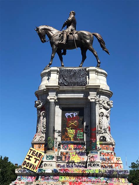 lee monument today the “tear it down” sign almost looks photoshopped