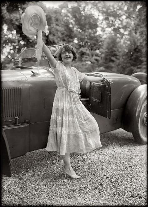 20 Stunning Vintage Photographs Of Women Posing With Automobiles From
