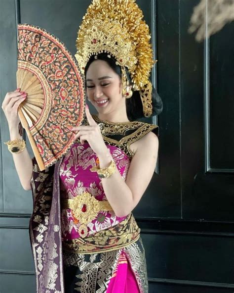 6 Artis Pakai Baju Adat Bali Pesonanya Nggak Main Main