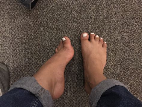 white toes   tanned feet   feel cute essie  blanc rmalepolish