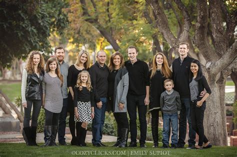 simple ways  pose large groups  portraits large family  large family portraits