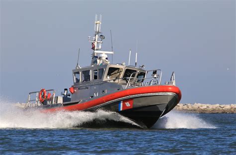 coast guard safety requirements  boats  feet