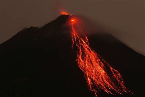 arenal active volcano  stayed    night  watc flickr