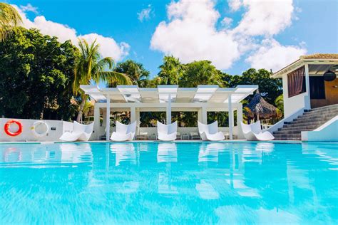 resort pool deck papagayo beach hotel resort curacao