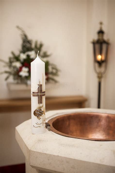 doopkaars  een orthodoxe kerk als voorbereiding op het doopsel stock foto image