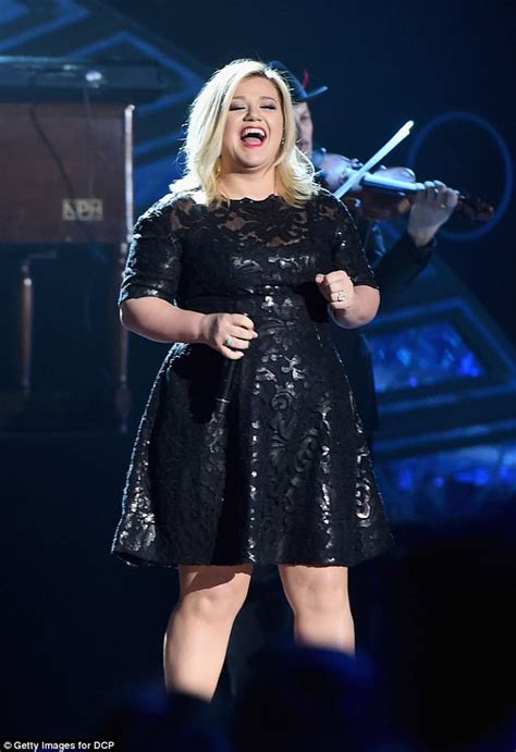 Kelly Clarkson Shows Off Slim Figure As She Reveals She Lost 37lbs