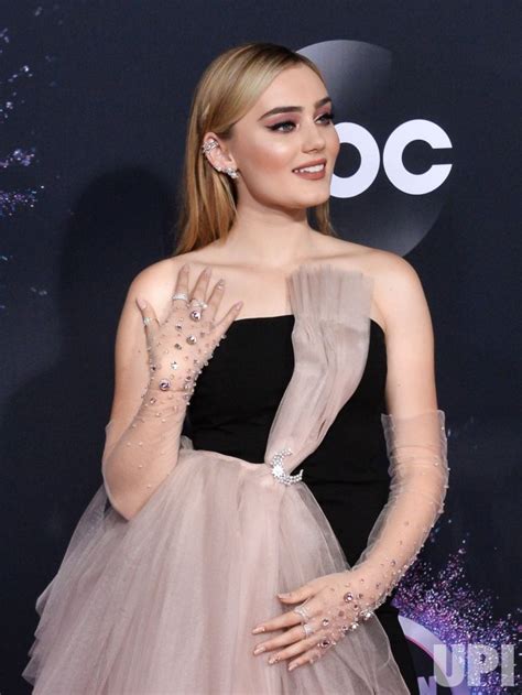 photo meg donnelly attends american music awards in la
