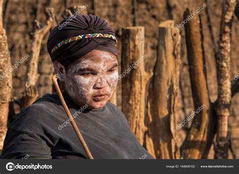 zulú mujer de bantu — foto editorial de stock © njaj 164609102