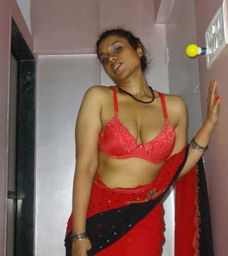 Aunty Ne Saree And Bra Khol Ke Boobs Dikhaye Hd Indian Sex