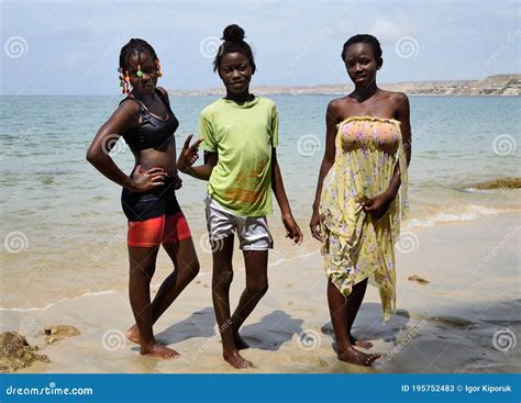 afrikaanse meisjes op het strand angola redactionele stock foto image  straat strand