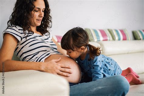 Girl Kissing His Pregnant Mothers Belly Foto De Stock Adobe Stock