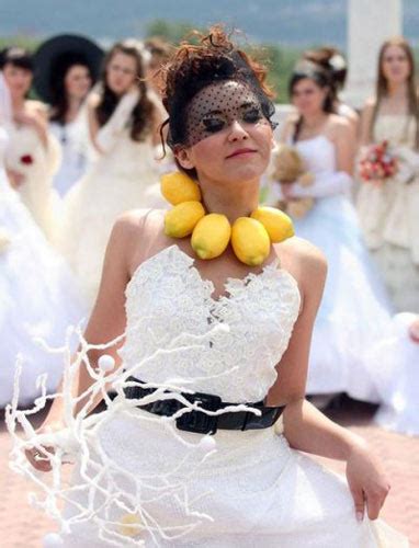 black rose 俄罗斯街头 新娘游行 已婚女子重温结婚瞬间