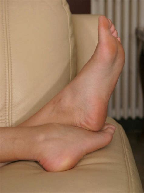 hooters girl pantyhose feet bare foot sexy