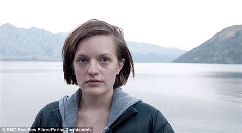 elisabeth moss dramatically scrubs off the mad men make up to turn detective for new tv sex