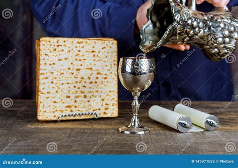 pesach passover symbols  great jewish holiday traditional matzoh