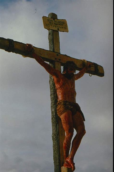 jim caviezel as the crucified jesus in mel gibson s passion of the