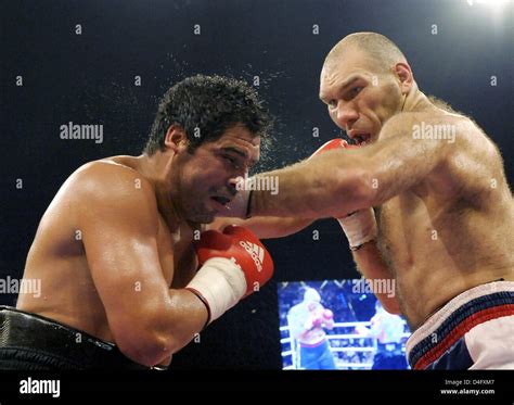 Russian Boxer Nikolai Valuev R Fights Us John Ruiz In The World