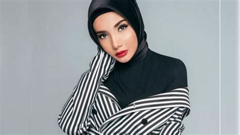 unggah foto baju melorot zaskia sungkar dikritik netizen hingga diminta lepas hijab harian senja