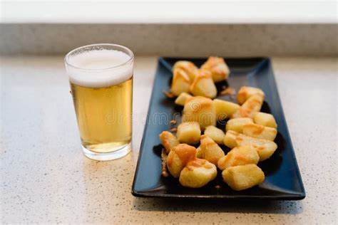 close   spicy potatoes  beer stock image image  cultures plate