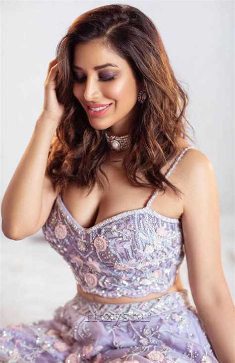 sophie choudry indian singer and actress most appealing photos